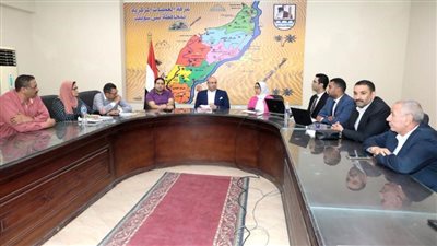 محافظ بني سويف يستعرض مشروعات المبادرة الوطنية للمشروعات الخضراء الذكية