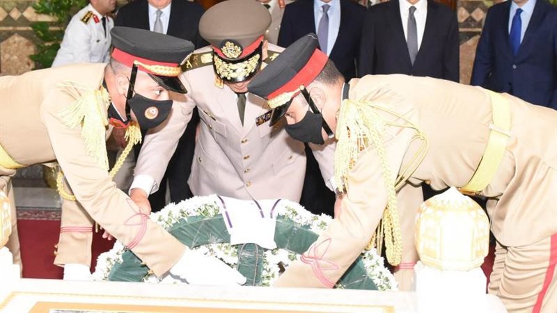 وزير الدفاع يضع أكليلا