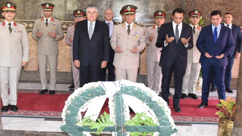 وزير الدفاع يضع إكليلا