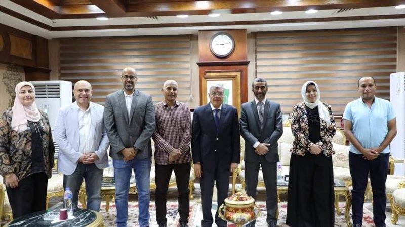 محافظ المنيا مع اللجنه