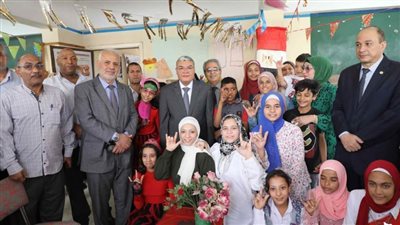 محافظ المنيا يشهد احتفالية مدرسة 