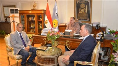 محافظ أسيوط يوافق على 381 طلب إجازة و162 طلب ندب وإعارة