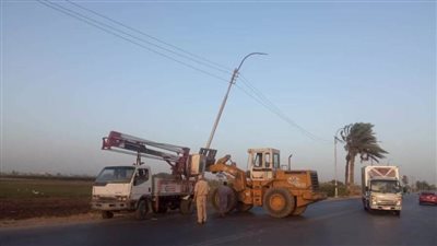 بسبب شدة الرياح.. محافظ المنيا يوجه رؤساء المراكز ومسؤولي الكهرباء بصيانة أعمدة الإنارة 