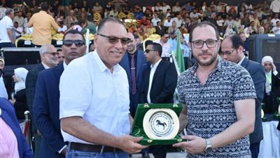 محافظ الشرقية يكرم أعضاء لجنة الحكم بمسابقة أدب الخيل بمنحهم دروع التميز