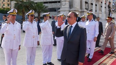 محافظ الإسكندرية وقائد المنطقة الشمالية ومدير الأمن يضعون إكليلًا من الزهور على النصب التذكاري للشهداء