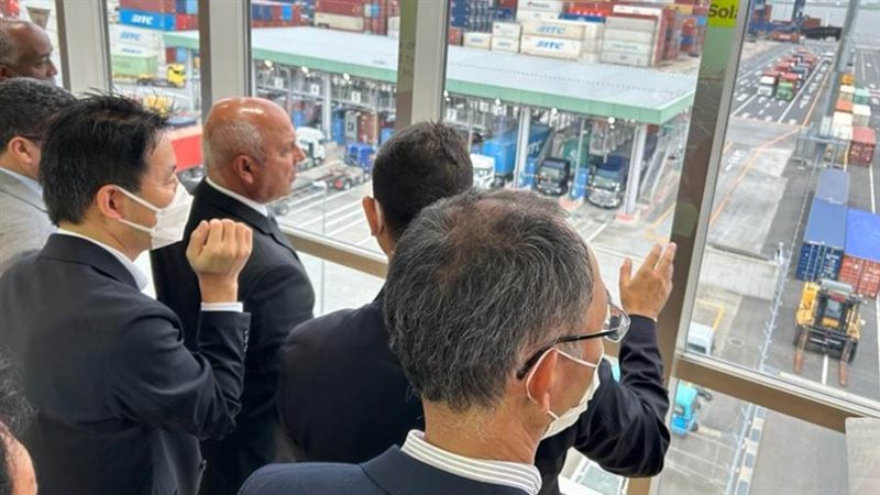 وزير النقل يزور ميناء