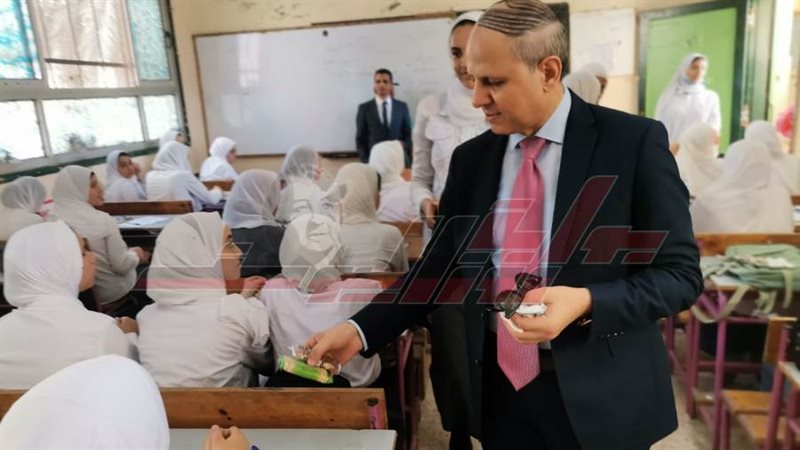 توزيع الحلوى على