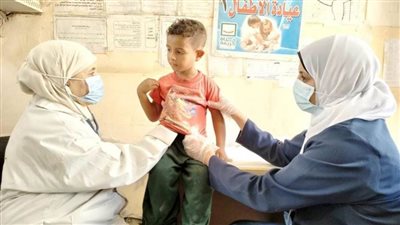 تقديم الخدمات الطبية لـ1880 حالة خلال قافلة طبية بكوم اللوفي بالمنيا