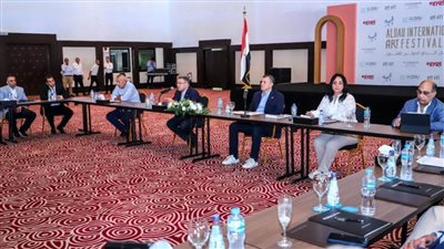 عيسى ومحافظ البحر الأحمر يعقدان اجتماعًا موسعًا مع مجموعة من مستثمري السياحة بالمحافظة