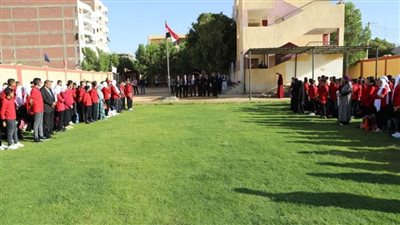 وكيل تعليم الوادي الجديد يشارك أول أيام العام بمدرسة الشهداء الإعدادية 