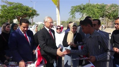 رئيس جامعة المنيا يستقبل الطلاب الجدد والقدامى بالأعلام والهدايا