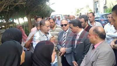 وكيل تعليم كفر الشيخ يقدم العزاء لأسرة معلم اللغة العربية