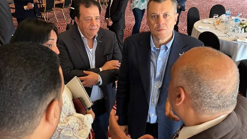 وزبر السياحة مع المستثمرين