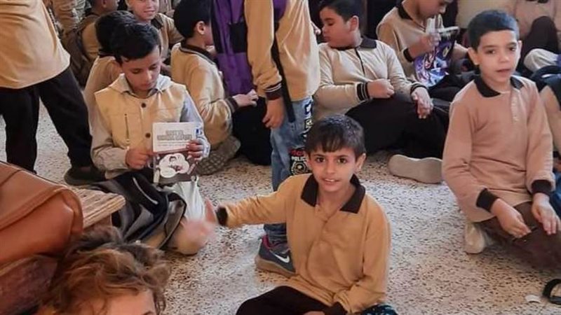 الطلاب يفترشون الارض