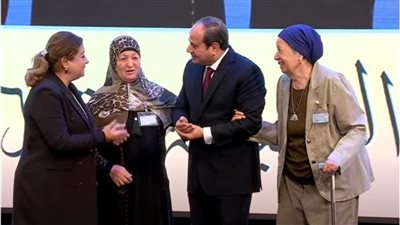 الرئيس السيسي يوجه التحية إلى أسر وزوجات أبطال حرب أكتوبر المجيدة