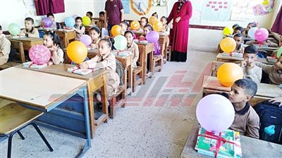 بالورود والحلوى والهدايا .. مدارس كفر الشيخ تستقبل رياض الأطفال 