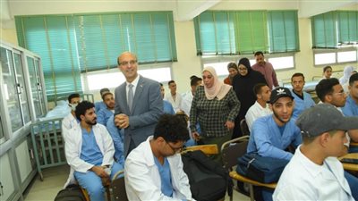رئيس جامعة أسيوط في زيارة لكلية التمريض لمتابعة سير العملية التعليمية