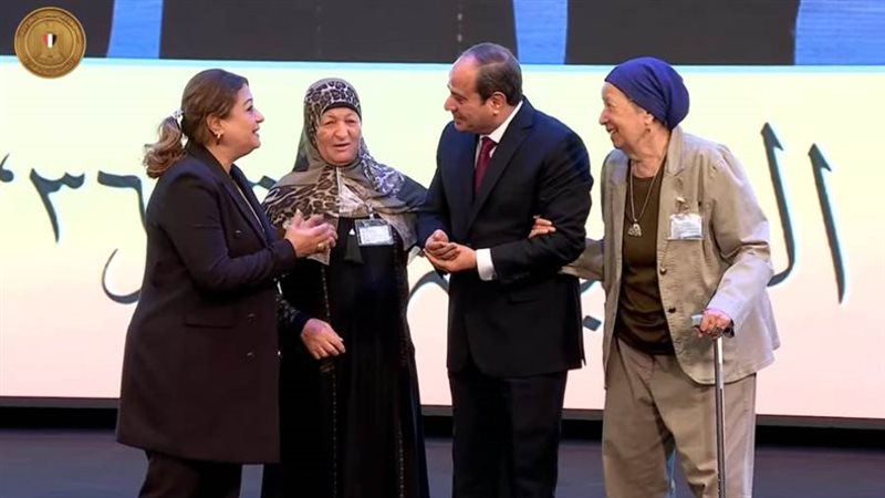 الرئيس السيسي يكرم