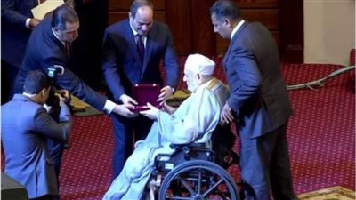 6 صور توثق تكريم الرئيس السيسي لفضيلة الدكتور أحمد عمر هاشم