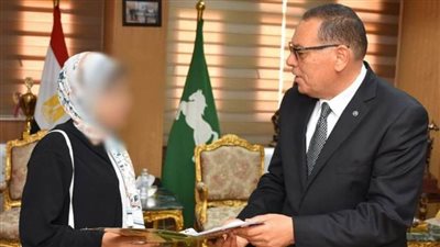 محافظ الشرقية يُسلم وحدة سكنية لإحدى السيدات الأولى بالرعاية