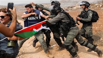 نقابة الصحفيين الفلسطينية تستنكر استهداف الاحتلال للطواقم الصحفية