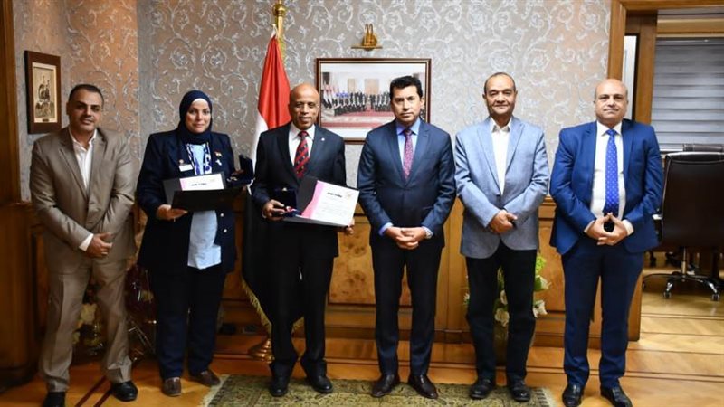 د. أشرف صبحى مع الفائزين