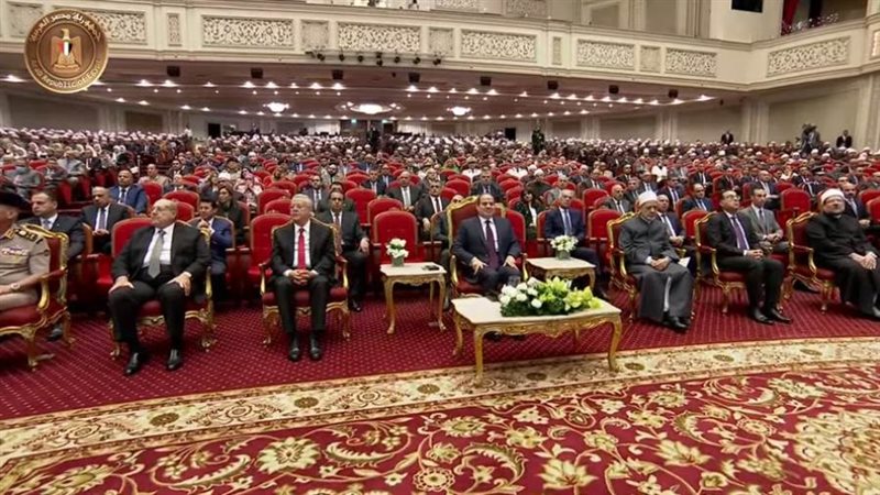 الرئيس السيسي يشاهد