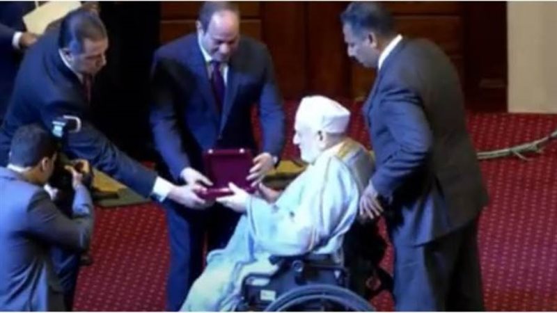 الرئيس السيسي يكرم