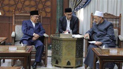 شيخ الأزهر يستقبل نائب الرئيس الإندونيسي السابق ويتفقان على تعزيز التعاون العلمي