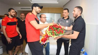 وفد من نادي الترجي التونسي يزور أحمد هشام لاعب فريق يد الأهلي للاطمئنان عليه
