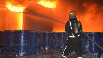 ندب المعمل الجنائي لفحص أسباب حريق مصنع بلاستيك بالقناطر الخيرية 