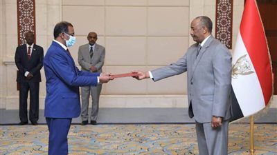 رئيس مجلس السيادة الانتقالي بالسودان يتسلم أوراق اعتماد عدد من السفراء