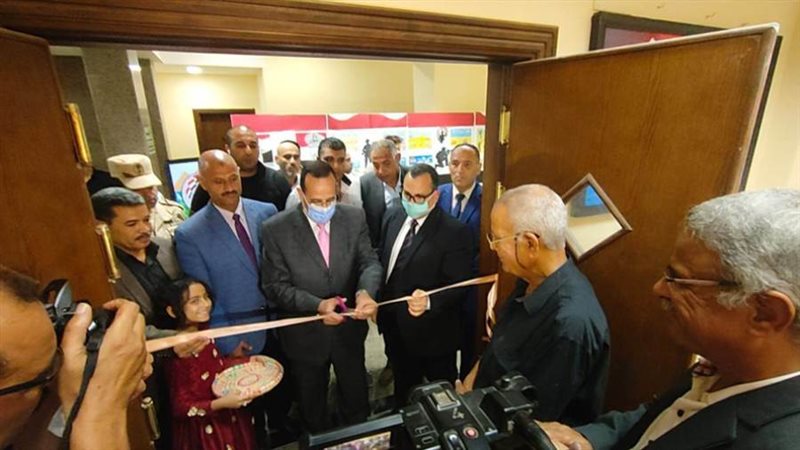 افتتح المحافظ ومرافقوه