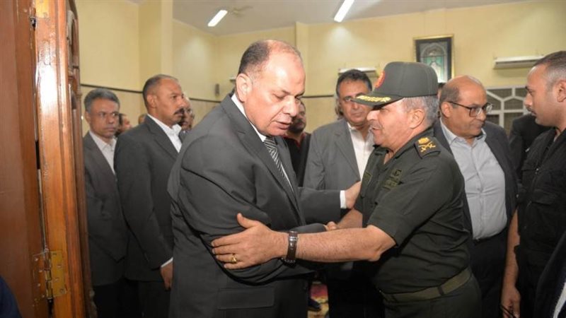 محافظ أسيوط يتلقى