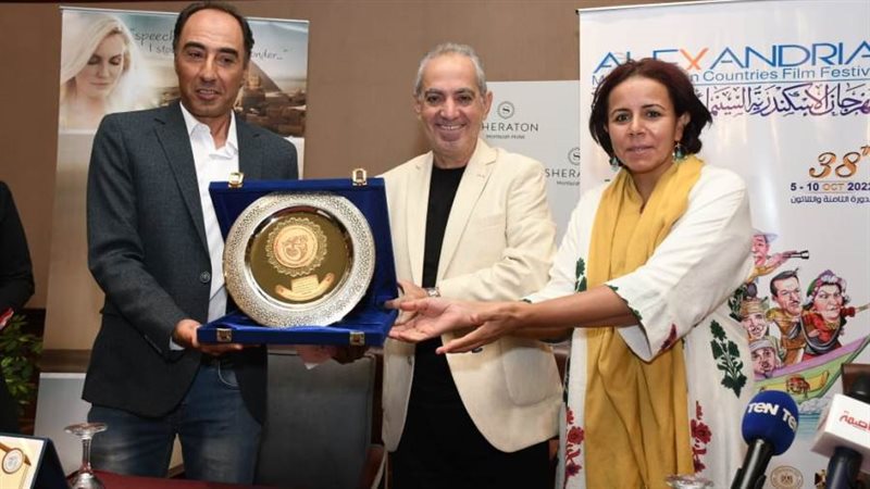 أبية فريد تتسلم درع