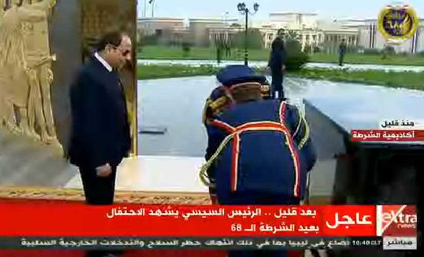 الرئيس السيسي يضع إكليلا من الزهور على النصب التذكاري لشهداء الشرطة "فيديو"