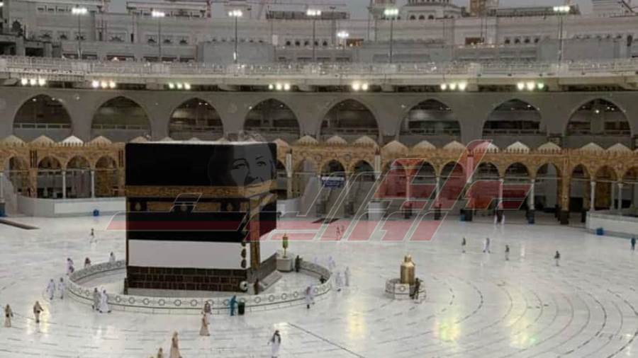 الكعبة المشروفة تم عزلها لمنع لمسها من الحجاج