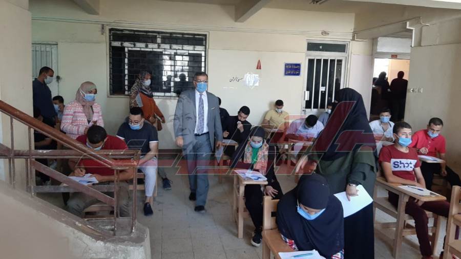 النغربى خلال تفقد الإمتحانات