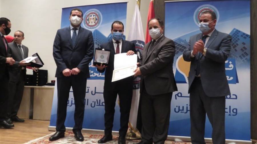 وزير المالية يكرم الفائزين في المسابقة