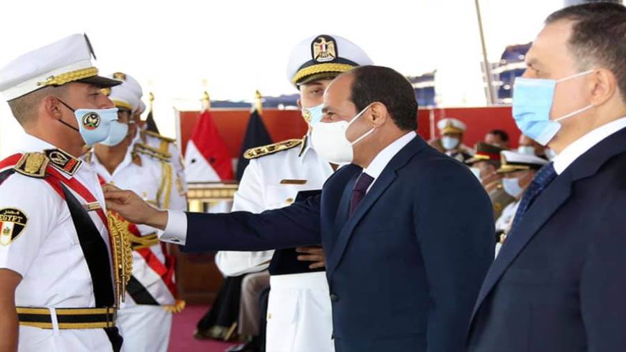 الرئيس السيسي يمنح أوائل خريجي كلية الشرطة نوط الامتياز من الطبقة الثانية
