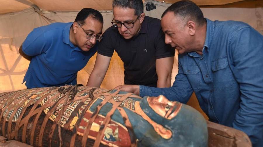رئيس الوزراء داخلبئر أثري بسقارة