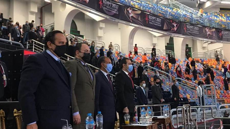 محمود حسين يشارك فراعنة اليد فرحة التأهل