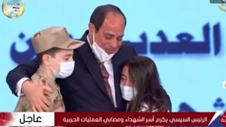 الرئيس السيسي يكرم نجلي الشهيد مصطفى عبيدو