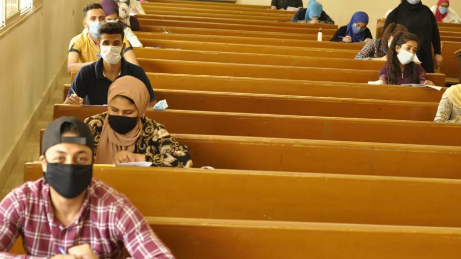 الطلاب يؤدون الامتحانات بالمنيا