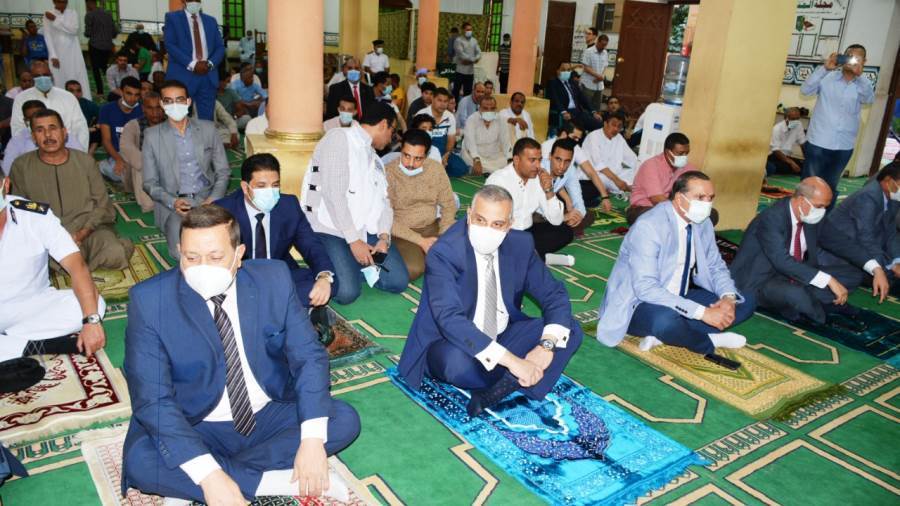 محافظ يؤدي صلاة العيد بمسجد الشرطة