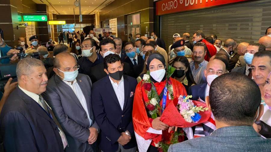 استقبال صبحي وحطب لفريال والجندي بمطار القاهرة