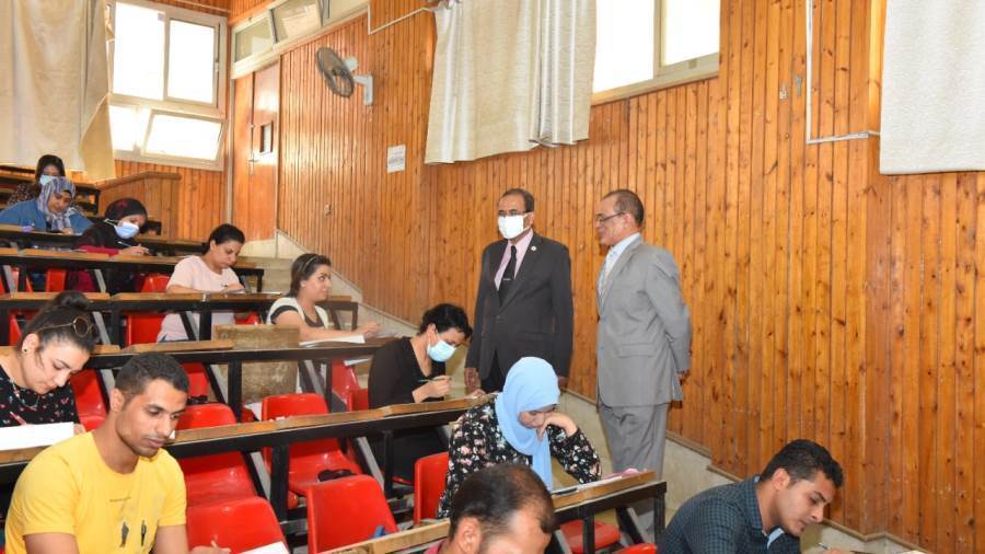 رئيس الجامعة يتفقد لجان الامتحانات