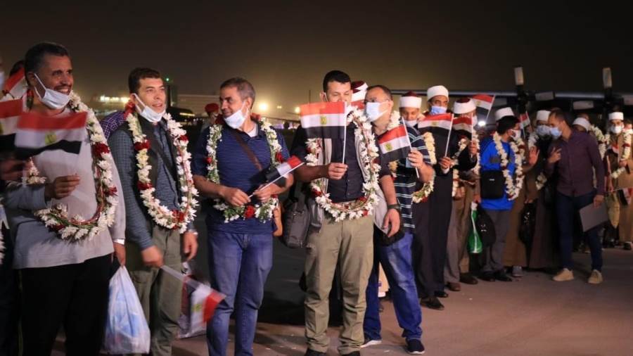 وصول الجالية المصرية فى افغانستان تصل ارض الوطن