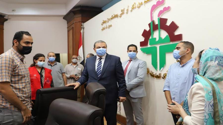 د. محمد سعفان يتفقد عملية تلقي العاملين للجرعة الأولي للتطعيم