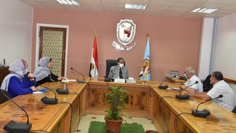 جانب من اجتماع رئيس الجامعة